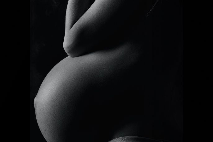 A black and white photo of a pregnant woman, meant to represent potential dangers with oral health on pregnancy – Viome Oral Health Intelligence Test